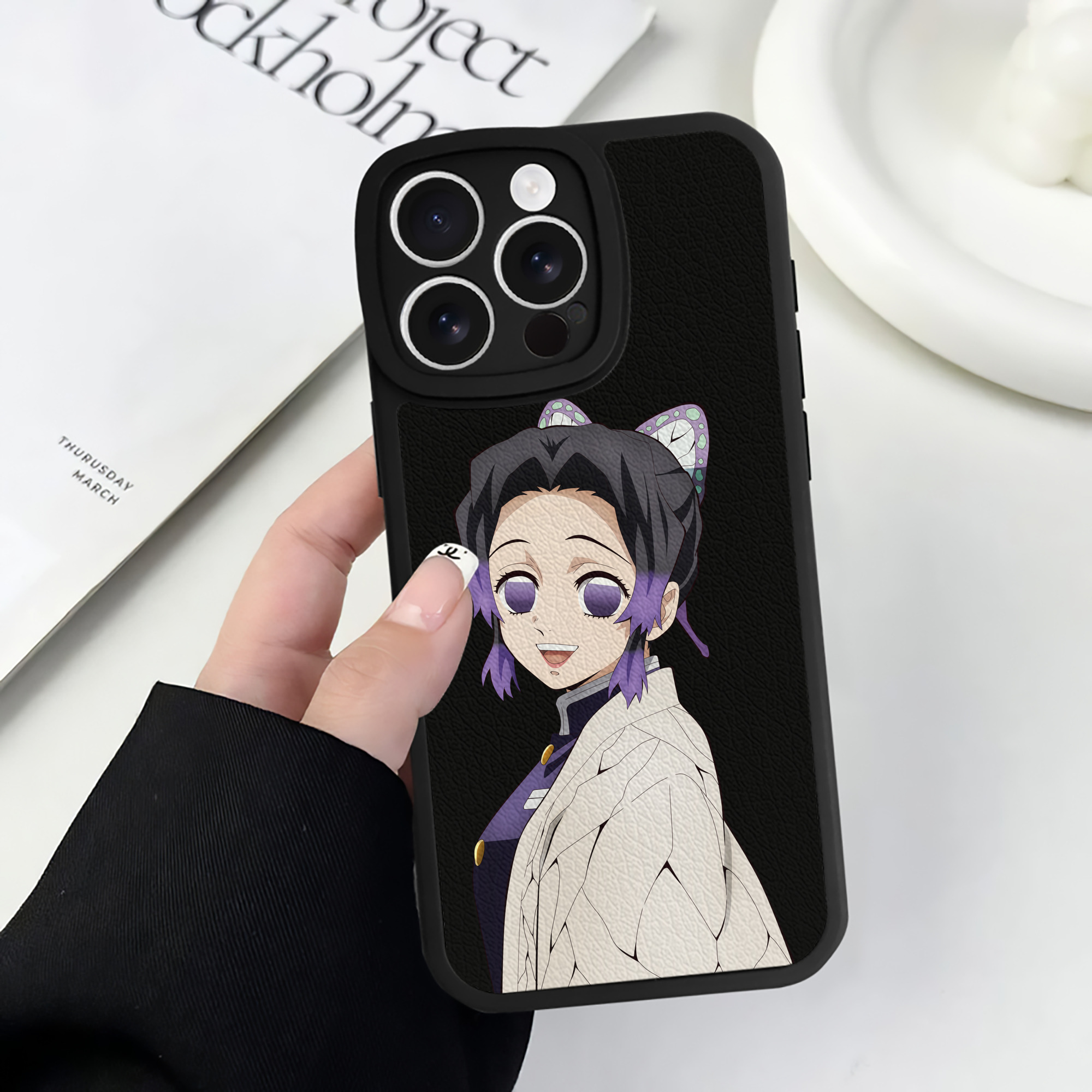 （画像用） 鬼滅の刃（きめつのやいば）蟲柱-胡蝶 しのぶ／こちょう しのぶ Kochou Shinobu 【iPhone 16シリーズ対応】シリコンスマホケース（レザー調） 材質：シリコン